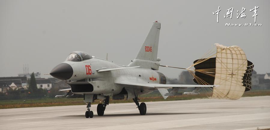我東海艦隊(duì)殲10演練攔截?cái)硻C(jī)