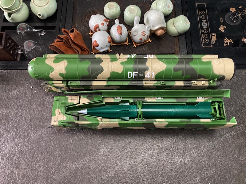 東風(fēng)17導(dǎo)彈車國防教育模型